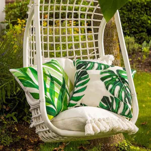 Kussen Leafy snow white 45x45cm buiten op terras